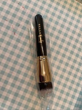 Belle Beauty Dual-Use Foundation Brush in Black & Gold